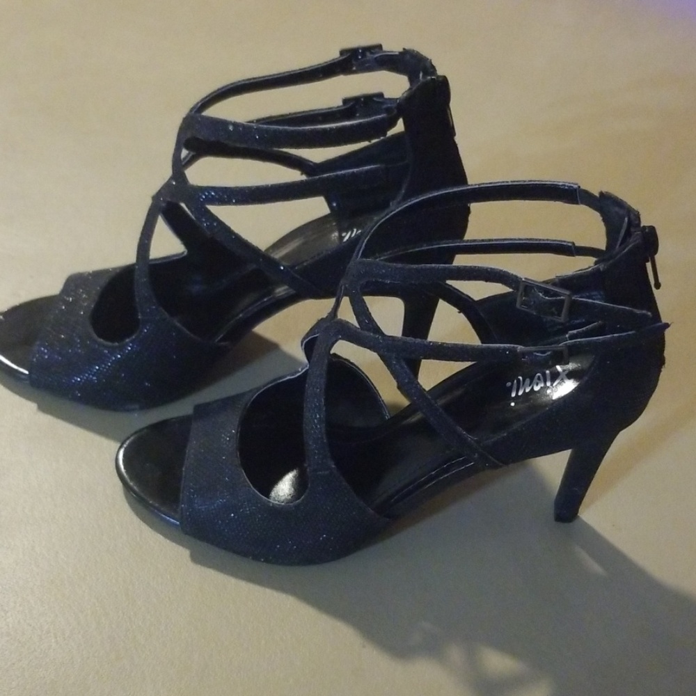 Heels - Picture 2 of 3
